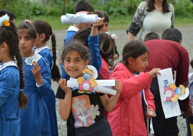 Ardahanda öğrencilerin karne heyecanı