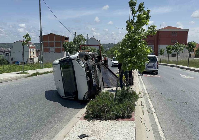 Arnavutköyde sürücüsünün kontrolünden çıkan hafif ticari araç yan yattı