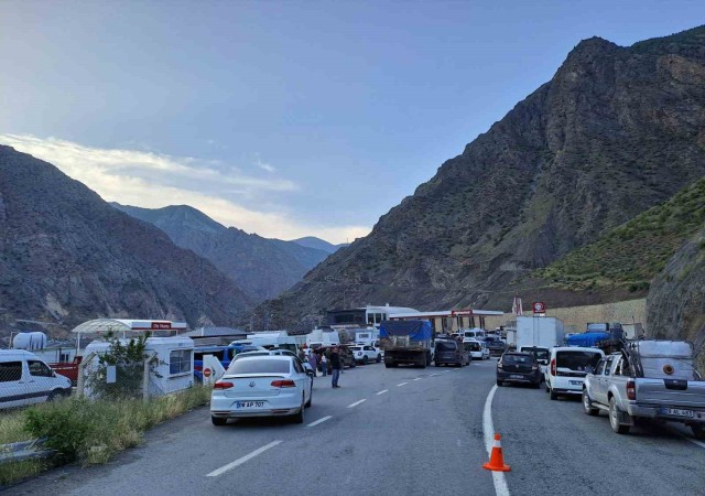 Artvin-Yusufeli karayolu heyelan nedeniyle ulaşıma kapandı