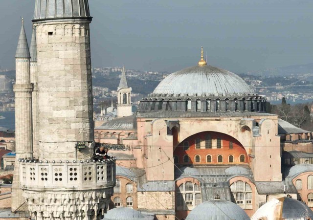 Ayasofya ve Sultanahmet Camiilerinde karşılıklı ezan okuma geleneği