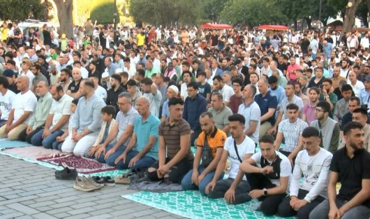 Ayasofya’da binlerce kişi bayram namazı kıldı