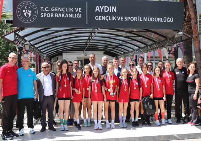 Aydın Gençlik ve Spor İl Müdürü Fillikçioğlu şampiyon öğrencileri ağırladı