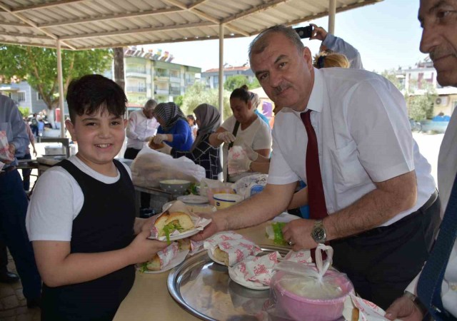 Aydında öğrencilerin balık ekmek keyfi