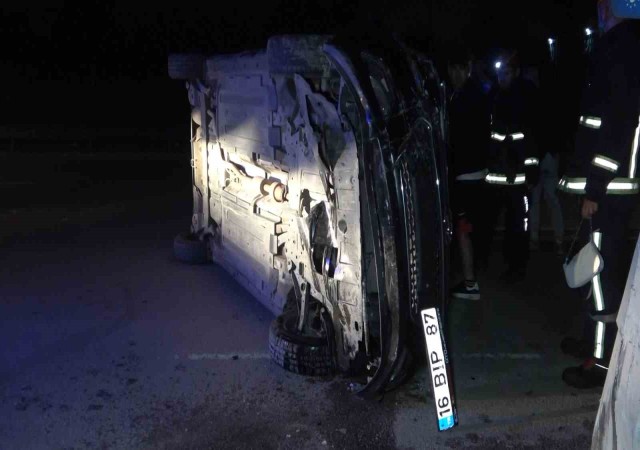 Aydınlatma direğine çarpan otomobildeki 2 kişi yaralandı