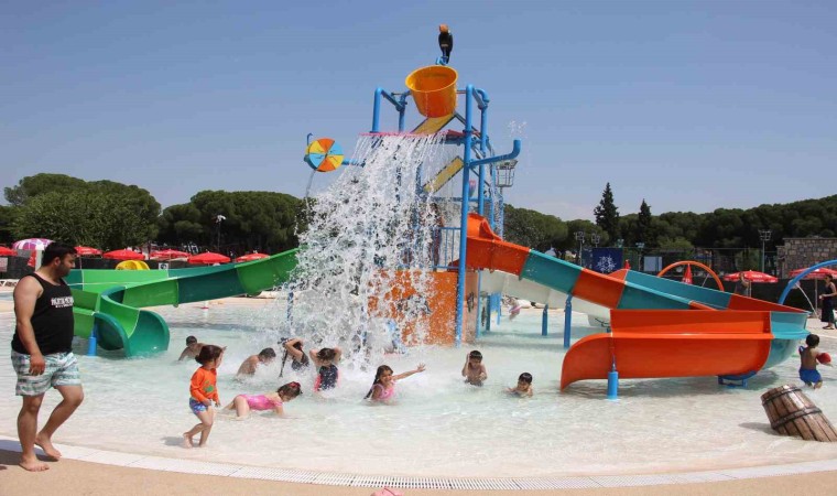 Aydınlı çocuklar Büyükşehir Belediyesinin aquaparkı ile serinliyor