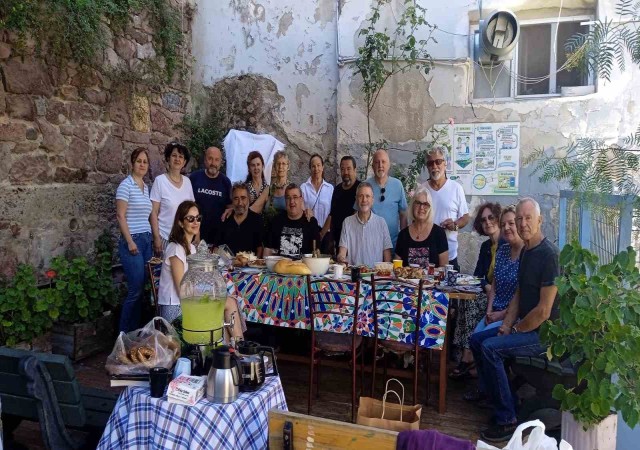 Ayvalıkın Sakarya Mahallesi bahçesinde geleneksel kahvaltı