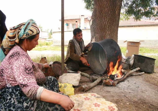 Babasından öğrendiği kalaycılık mesleğini köy köy gezerek yaşatıyor