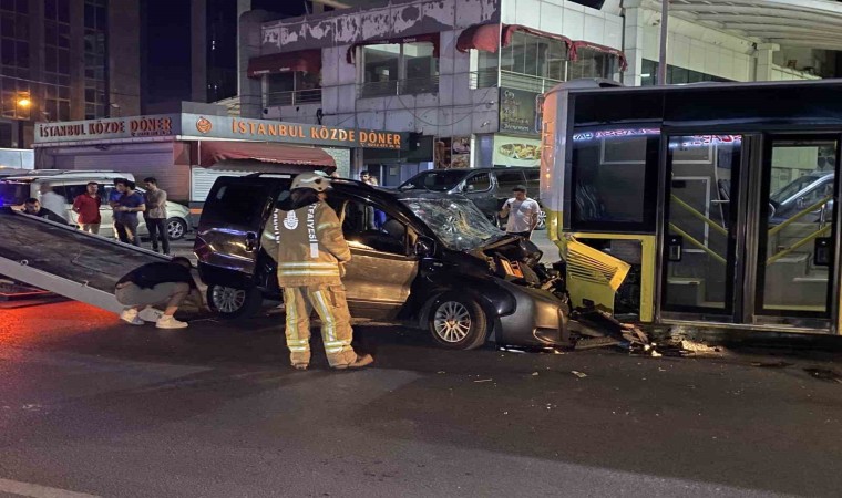 Bağcılarda kontrolünü kaybeden sürücü İETT otobüsüne çarptı: 4ü ağır 6 yaralı