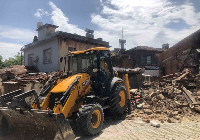 Balbey Mahallesinde metruk yapılar yıkıldı