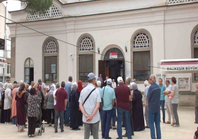 Balıkesirde hacılara coşkulu uğurlama