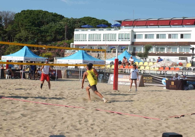 Balıkesirde uluslararası plaj voleybolu başladı