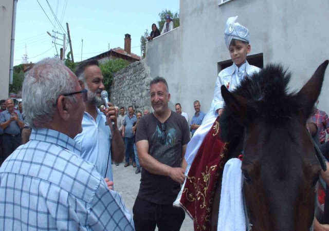 Balıkesirli gençler 70 yıllık ipek bayrakla törenlere katılıyor