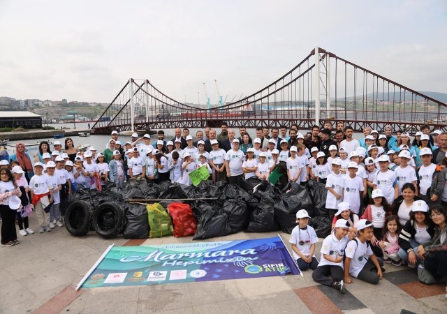 Bandırma sahilinde 1 saatte 780 kilo atık madde toplandı