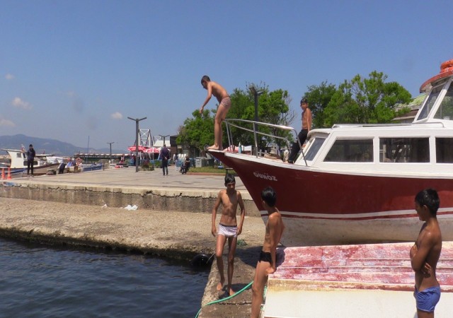 Bandırmanın sahillerinde denize girmek istiyorlar