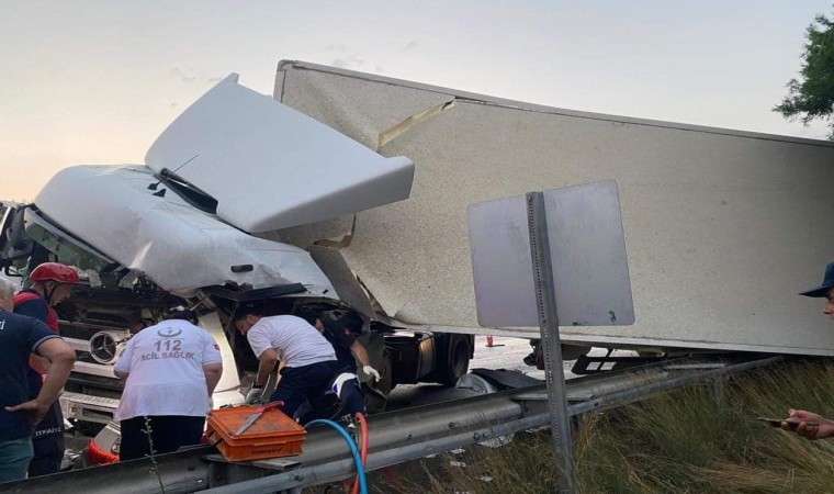 Bariyerlere çarpan tır ters döndü, 1 kişi hayatını kaybetti