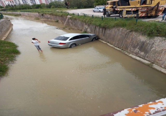 Bariyerleri aşan otomobil dereye uçtu