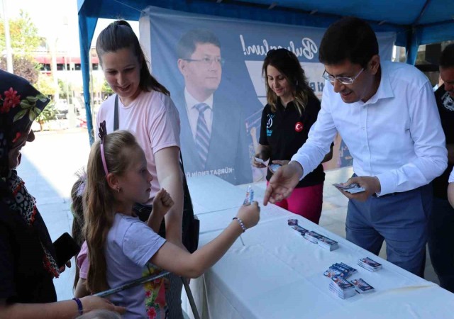 Başkan Özcandan öğrencilere karne hediyesi