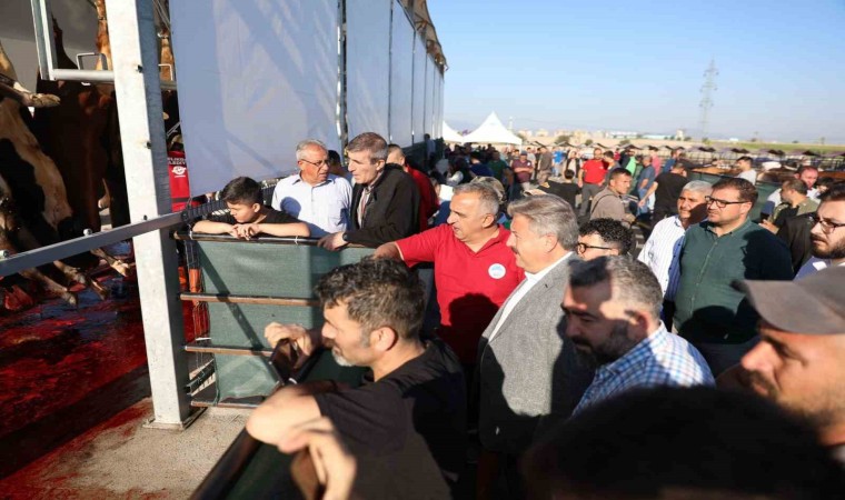 Başkan Palancıoğlu, kurban pazarında vatandaşlarla bayramlaştı