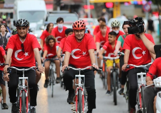 Başkan Yücelden öğrencilere karne hediyesi