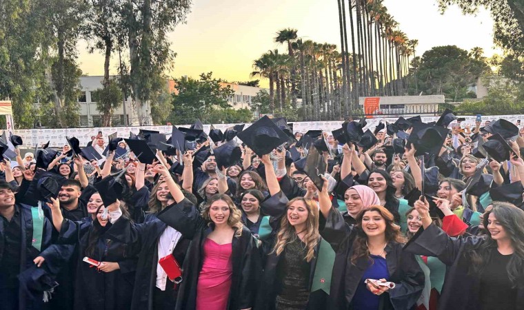 Başkent Üniversitesi Adana Sağlık Meslek Yüksek Okulunda mezuniyet heyecanı