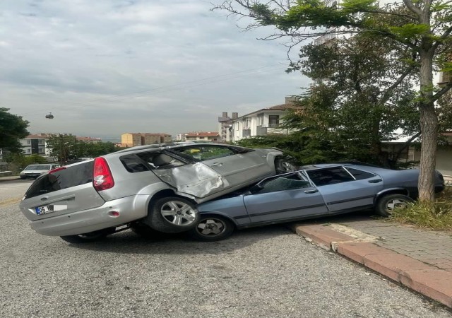 Başkentte ilginç kaza: Aracı çarptığı otomobilin üzerine çıktı