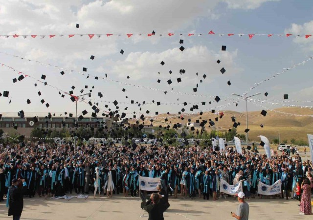 Batman Üniversitesi mezunları törenle uğurlandı