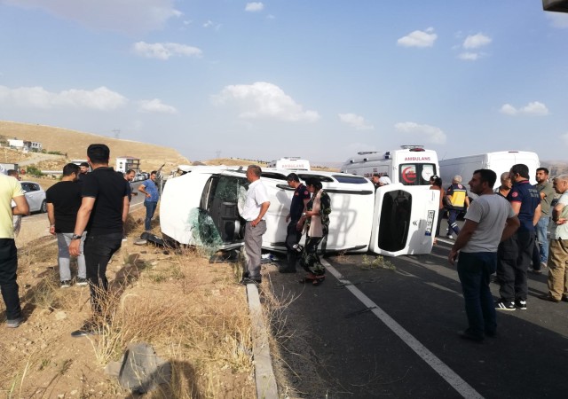 Batmanda hafif ticari araç takla attı: 6 yaralı