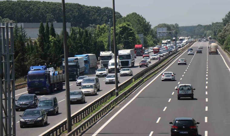 Bayram göçünde otoyolun Sakarya geçişinde akıcı yoğunluk