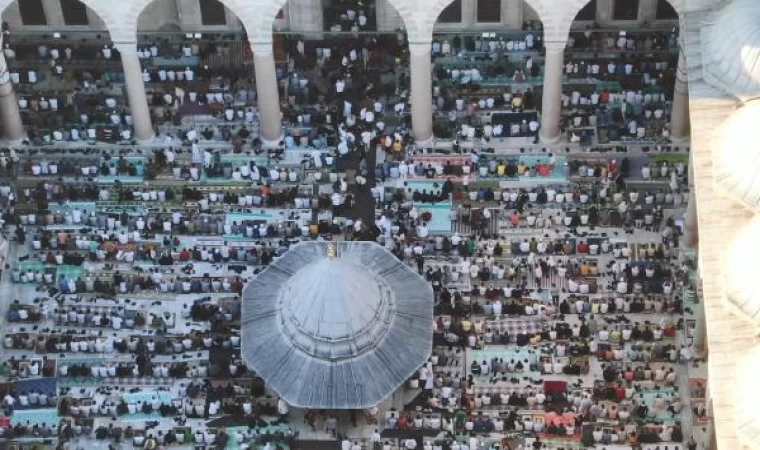 Bayram namazında Fatih Camii doldu, taştı