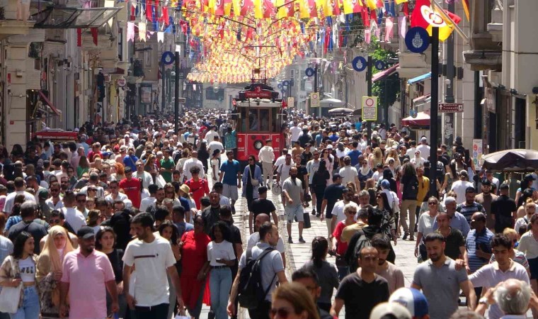 Bayram öncesi vatandaşlar Taksime akın etti