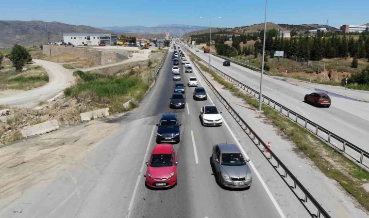 Bayram tatili için yollara akın ettiler: 43 ilin geçiş güzergahında trafik yoğunlaştı