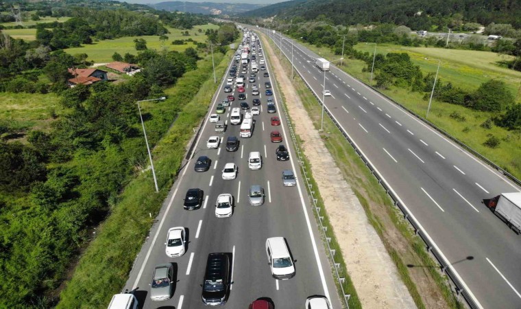 Bayram tatili için yollara akın ettiler: Ankara istikameti durma noktasına geldi