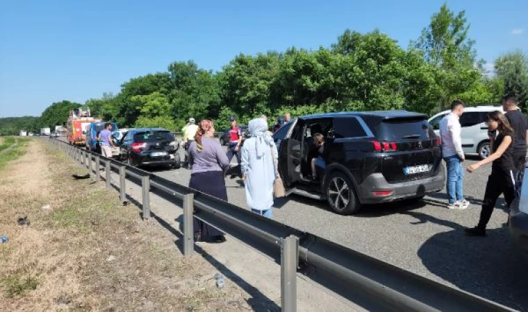 Bayram tatili yolunda zincirleme kaza: 9 yaralı