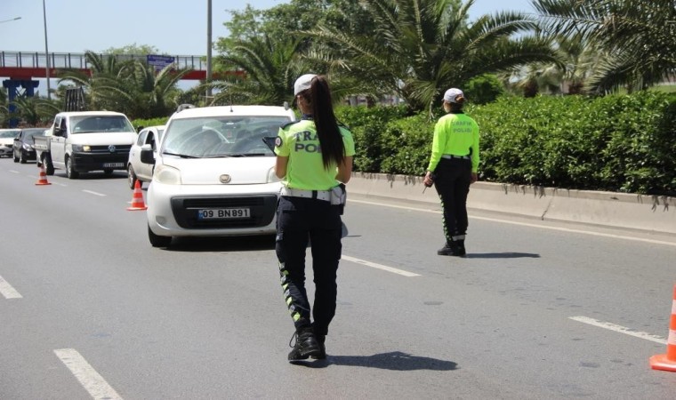 Bayram tatilinde İzmirde her 15 kilometrede bir trafik ekibi