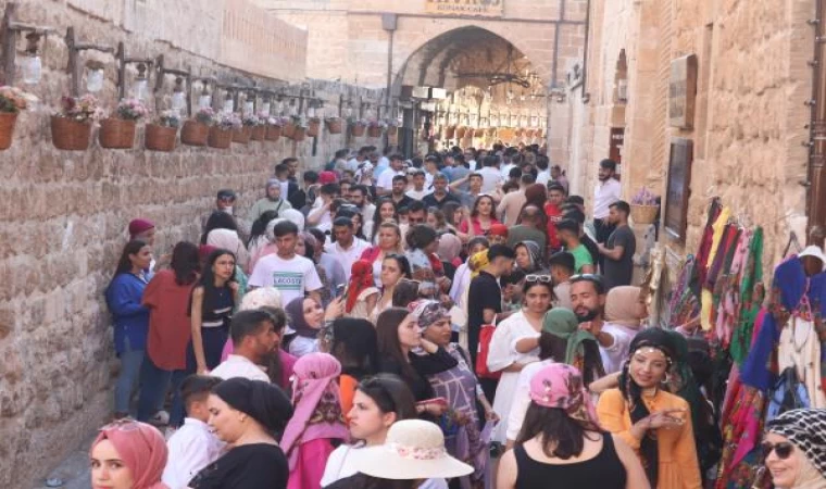 Bayramda Midyat’a turist akını; günde 10 bin kişi ziyaret ediyor