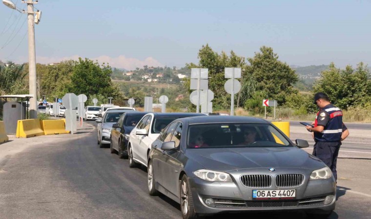 Bayramda nüfusun ikiye katlanması beklenen Antalyaya tatilci akını