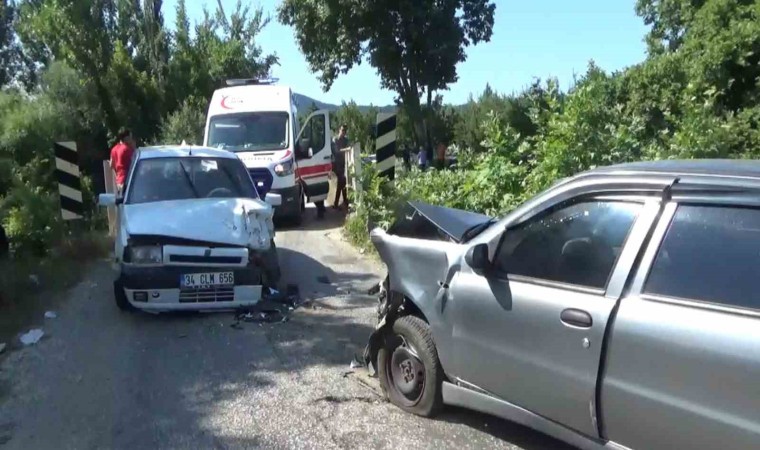 Bayramiçte otomobiller kafa kafaya çarpıştı: 8 yaralı