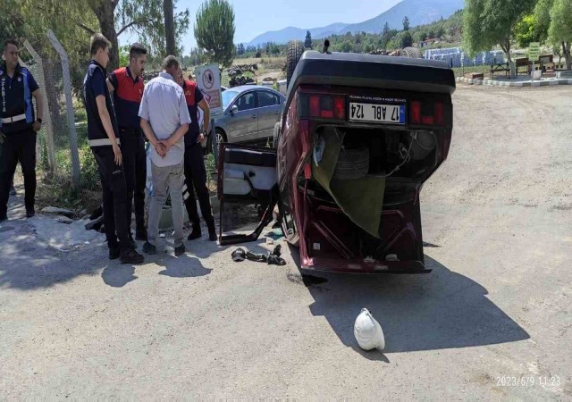 Bayramiçte virajı alamayarak devrilen otomobildeki 3 kişi yaralandı