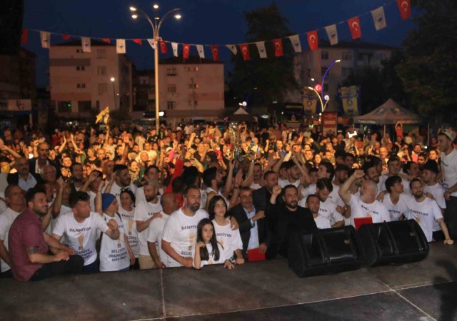 Belediye Derincespor, şampiyonluğu kent merkezinde kutladı