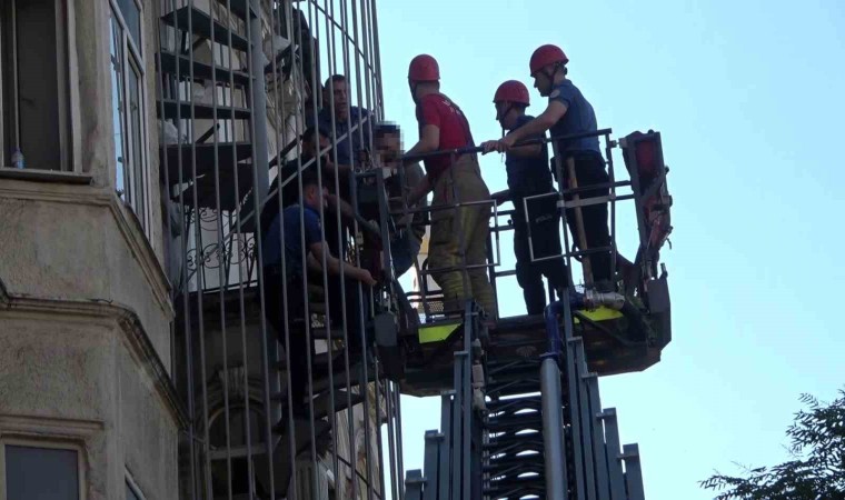 Beyoğlunda intihar etmek isteyen şahsı polis ekipleri kelepçeleyerek kurtardı