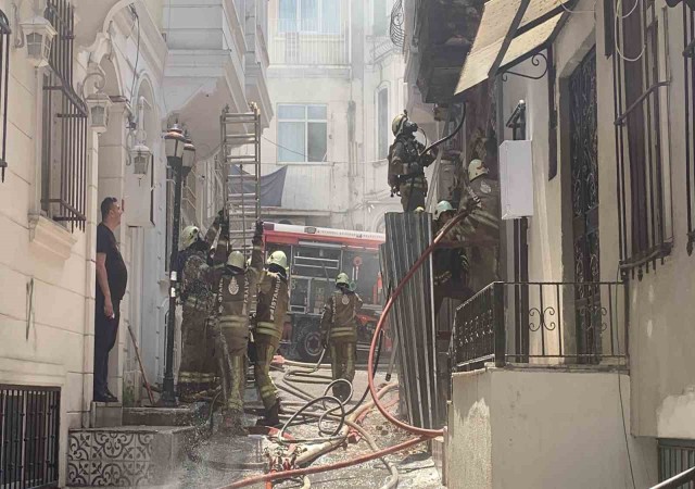 Beyoğlunda metruk binada korkutan yangın