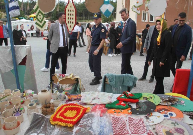 Beyşehirde özel öğrenciler el emeklerini sergiledi