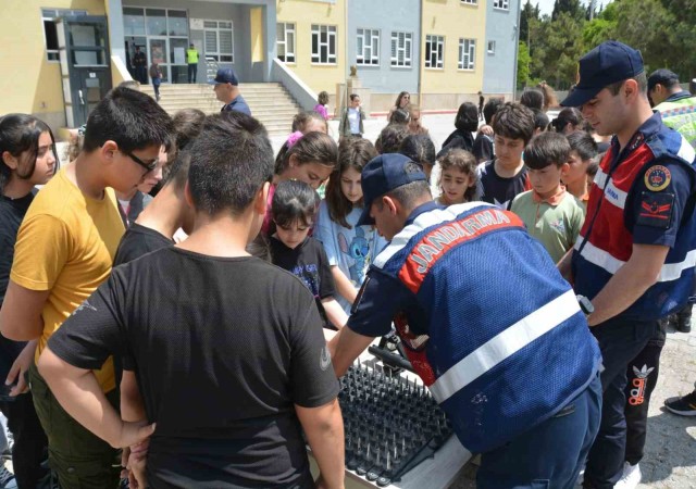 Bigadiçte öğrenciler ile jandarma ile buluştu