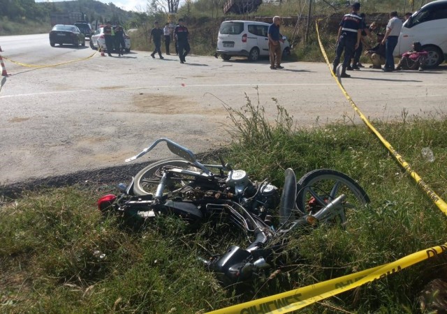 Bilecikte hafifi ticari araç ile motosiklet çarpıştı: 1 ağır yaralı