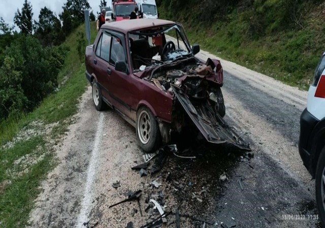 Bilecikte iki otomobil kafa kafaya çarpıştı, 1 kişi hayatını kaybetti