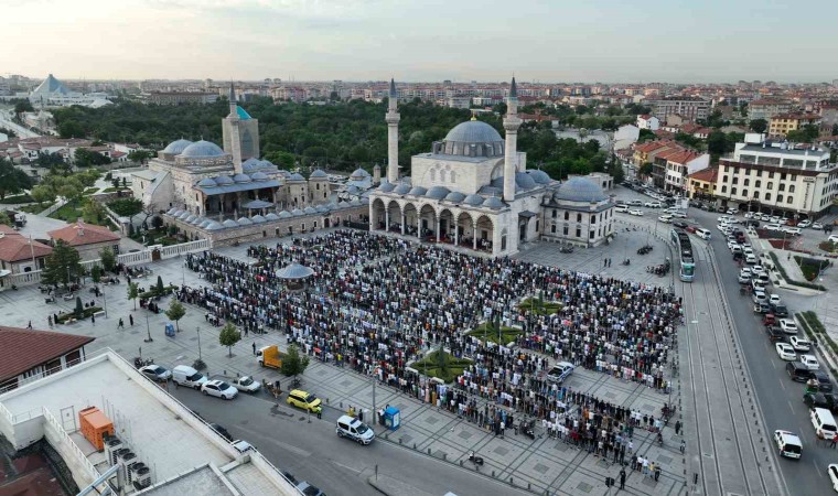 Binlerce kişi bayram namazında Mevlana Meydanını doldurdu