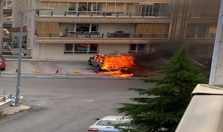 Bir anda yanmaya başlayan araç alev topuna döndü