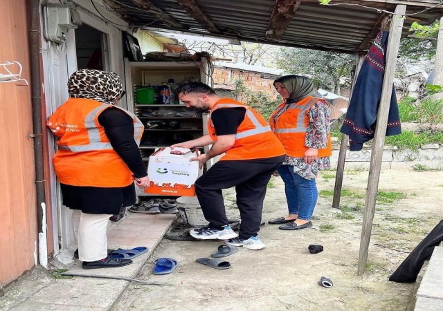 Bir Tebessüm Bir Hayat Derneği Başkanı Hakan Çil ile ekibi ihtiyaç sahibi aileleri yalnız bırakmadı