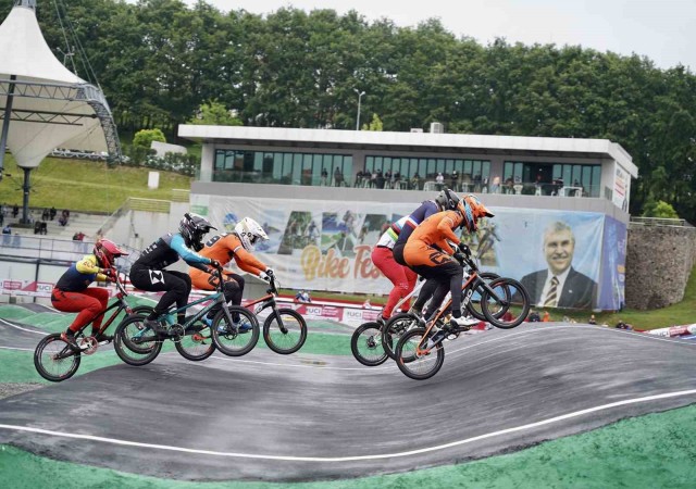 BMX World Cup heyecanı devam ediyor: Dünyanın en iyileri vadide pedal çeviriyor