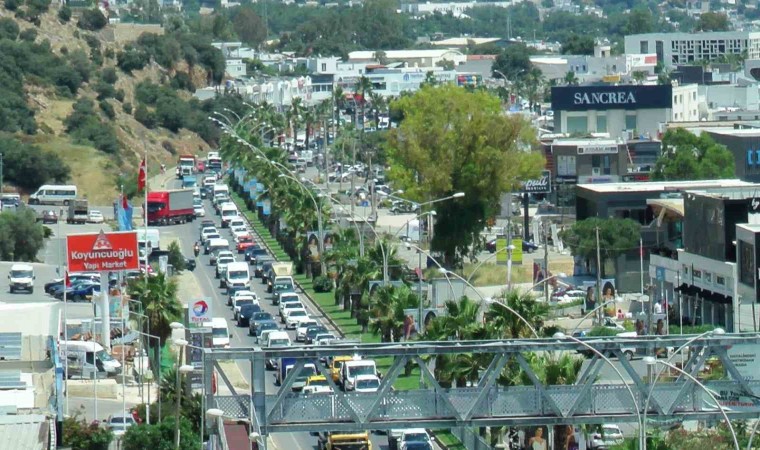 Bodruma 1 günde 25 bin araç giriş yaptı, 5 dakikalık yol 45 dakikaya çıktı